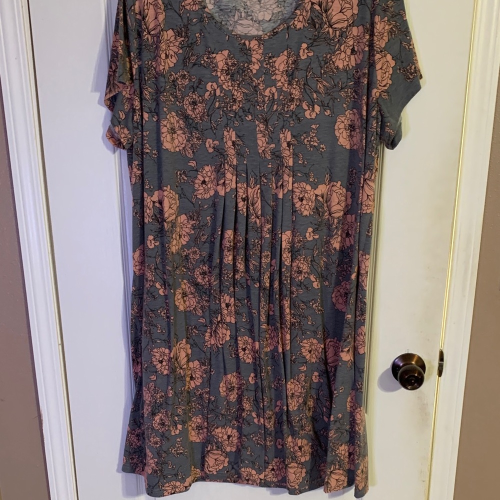 Elegant Floral Midi Dress in Gray and Pink